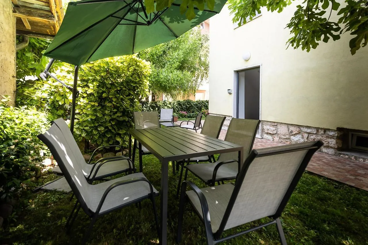 Verona Suites 0*,